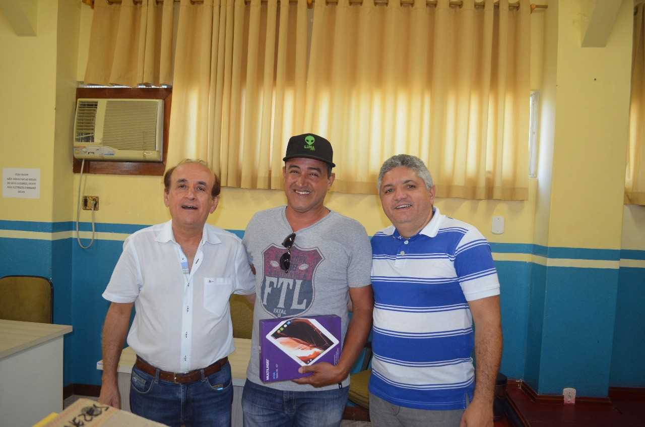 Secretaria de Saúde de Camacã faz entrega de 70 Tabletes para Agentes Comunitários